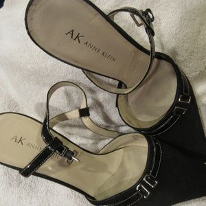 Black Pumps